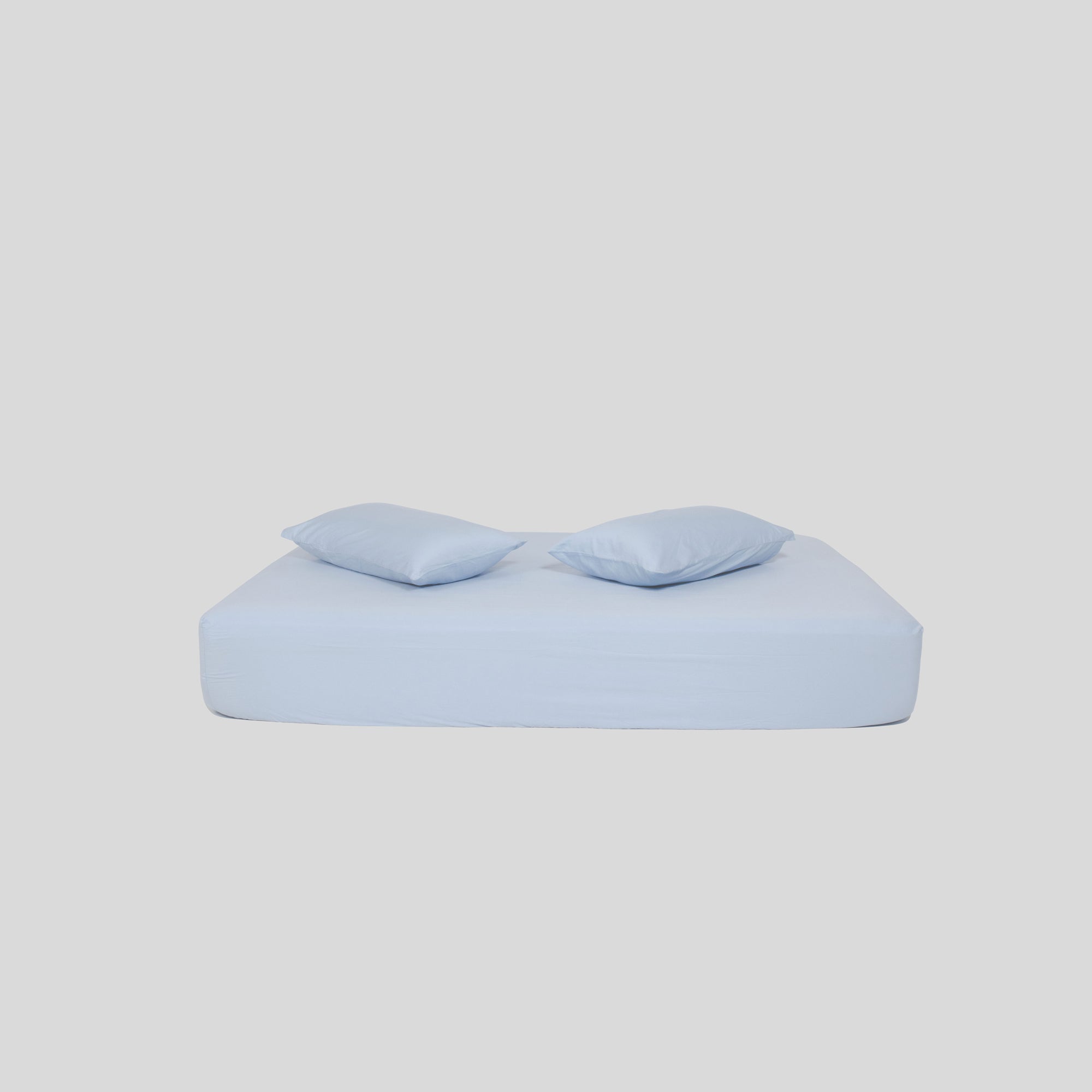Roomie blue organic cotton fitted sheet with two pillows