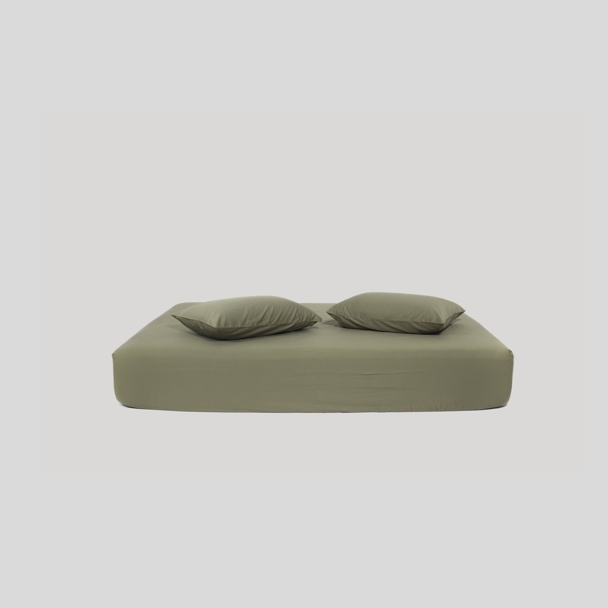 Roomie olive organic cotton fitted sheet with two pillows